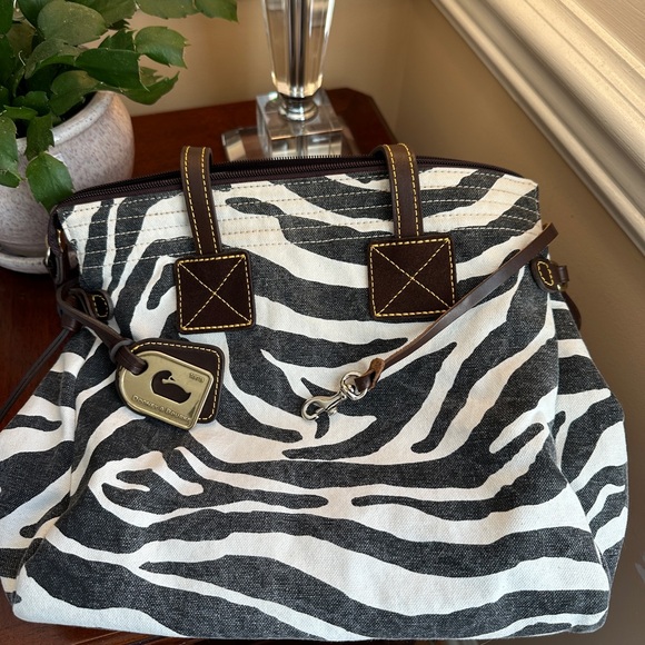 🎄♥️ Dooney & Bourke Canvas Zebra Victoria Bag, Pink Lining ♥️🎄 - Picture 2 of 16